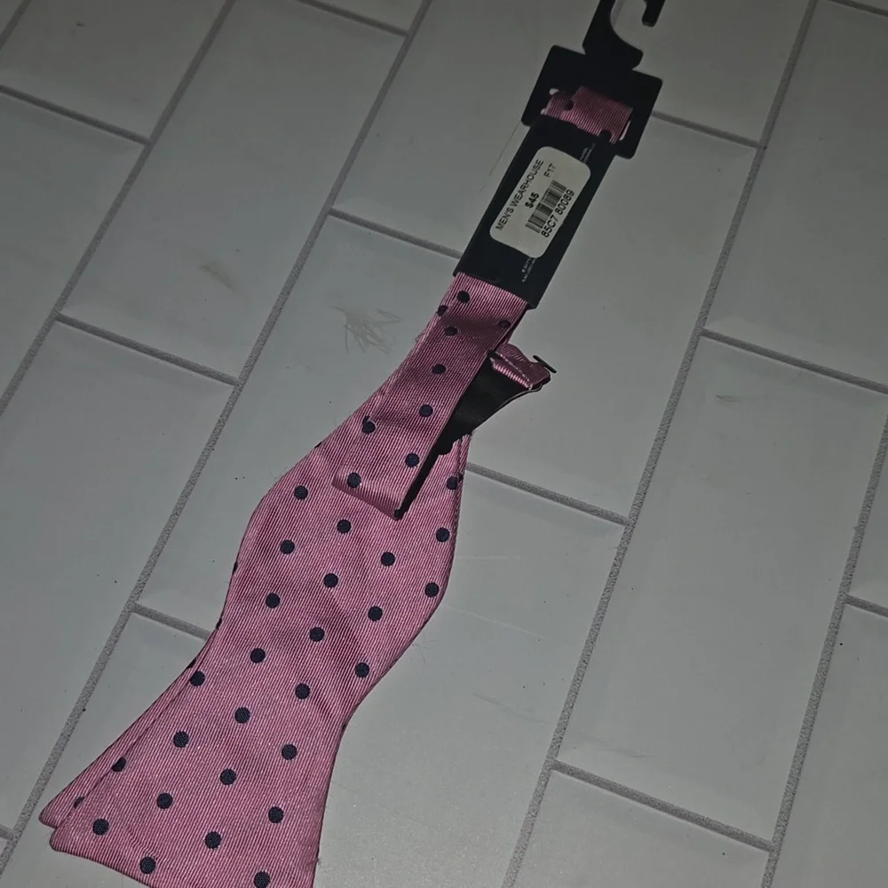Tommy Hillfiger Pink And Navy Polka Dot  Bowtie - Picture 3 of 3